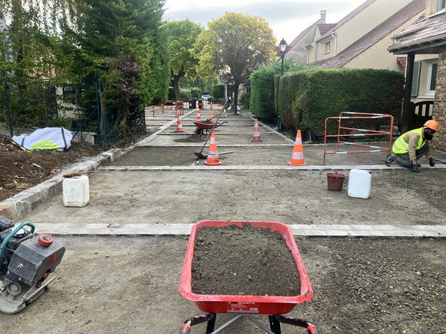 Mise en œuvre des couches de fondation de la future voirie à Sucy-en-Brie (94)